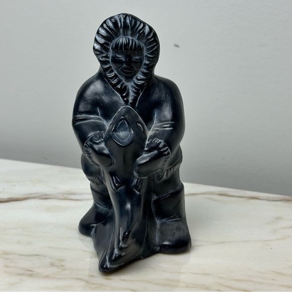 Vintage Black Inuit Seal Hunter Hollow Sculpture Signed Rilla 1981 - Picture 4 of 11